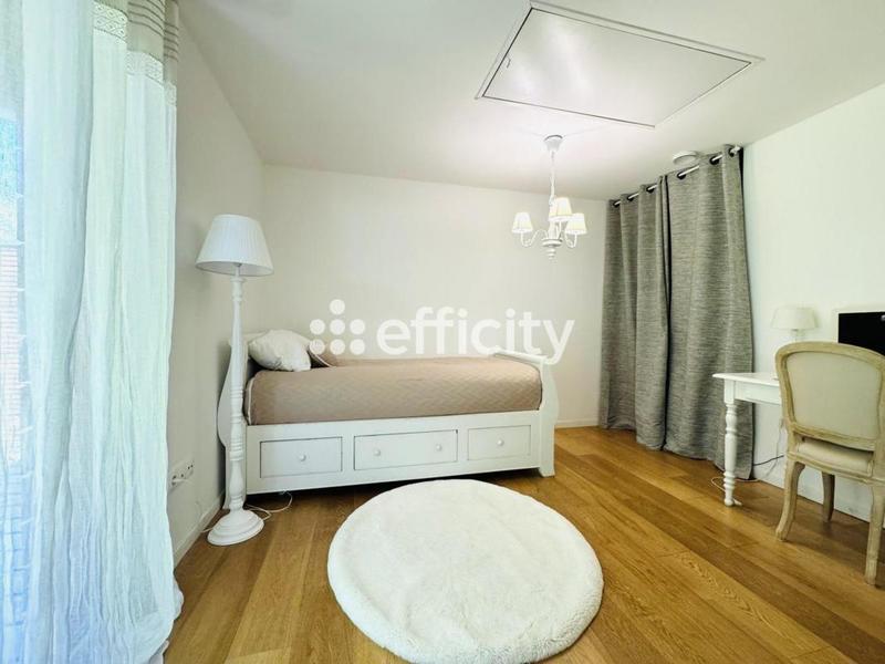 Maison - 240 m² - 10 pièces