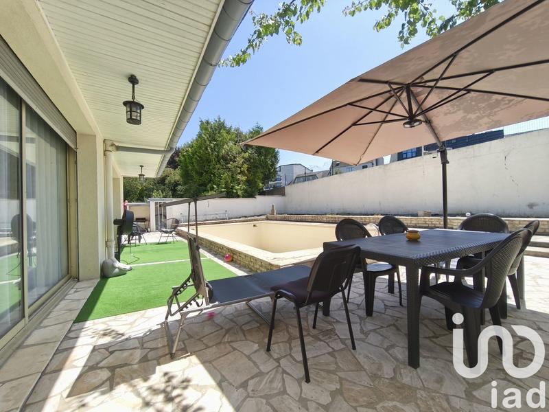 Maison - 303 m² - 9 pièces