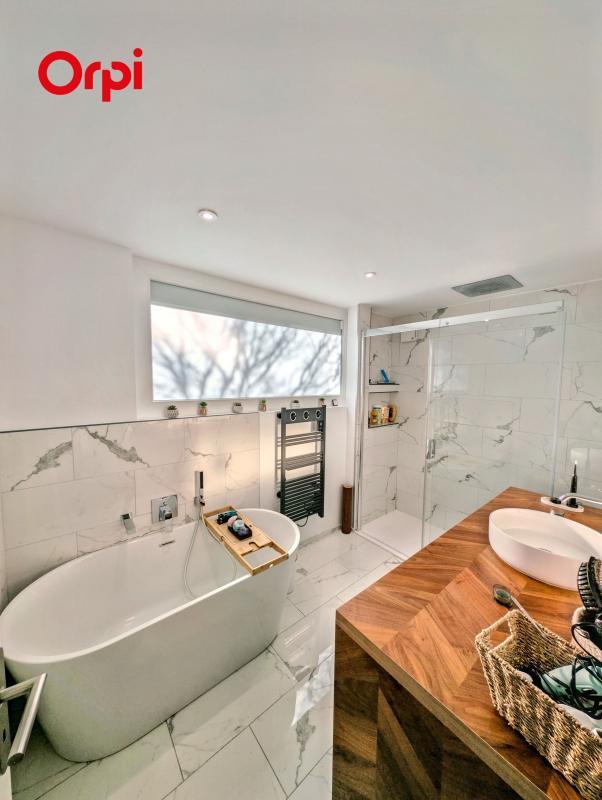 Maison - 250 m² - 8 pièces