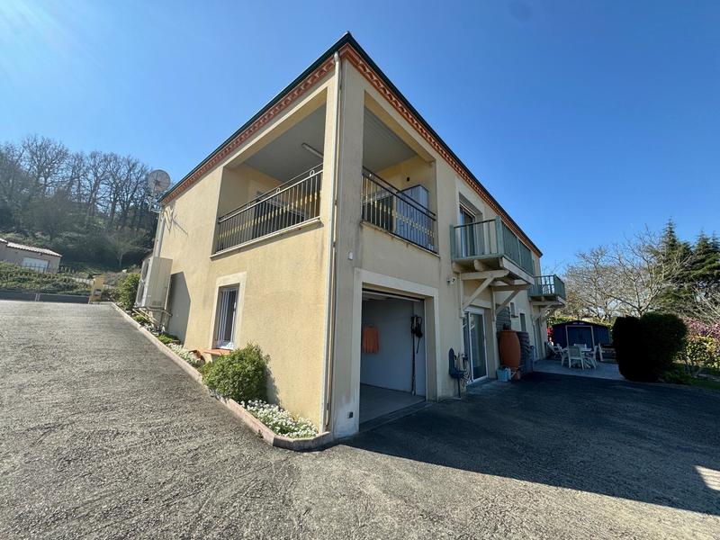 Maison - 230 m² - 8 pièces