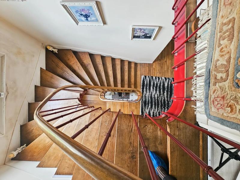 Maison - 260 m² - 10 pièces