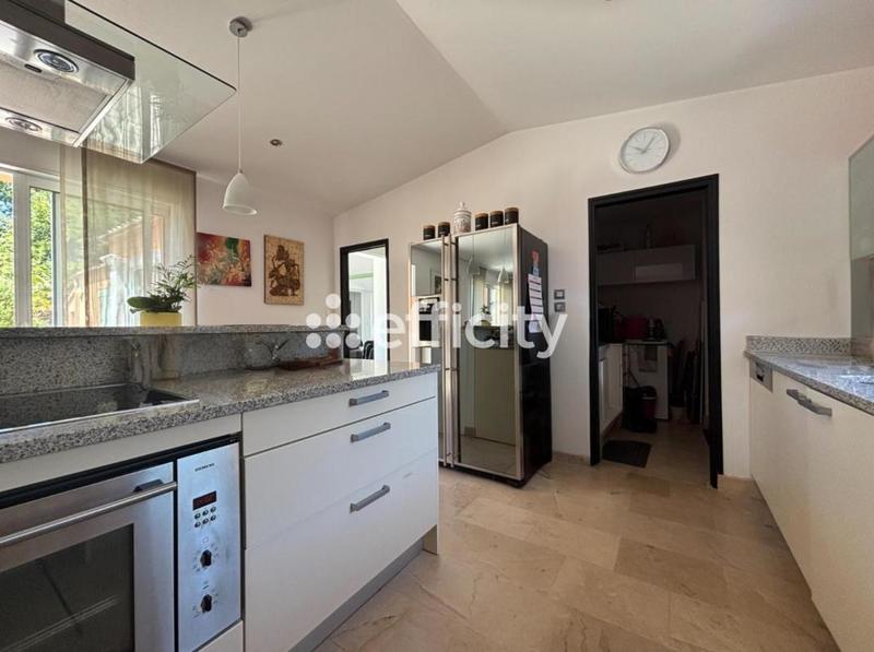 Maison - 220 m² - 6 pièces