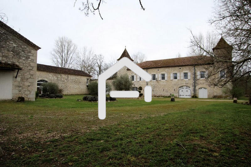 Maison - 943 m² - 24 pièces