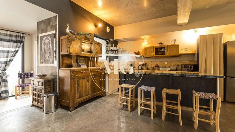 Maison - 1 046 m² - 29 pièces