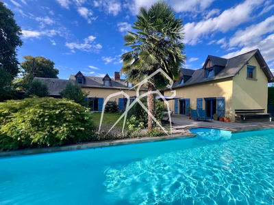 Maison - 300 m² - 8 pièces