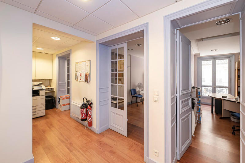 Local commercial - 140 m² - 8 pièces