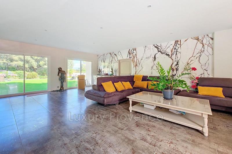 Propriété - 360 m² - 10 pièces