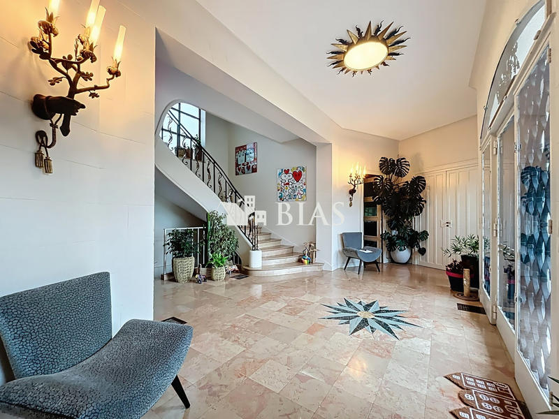 Maison - 350 m² - 12 pièces