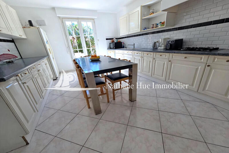 Maison - 225 m² - 9 pièces