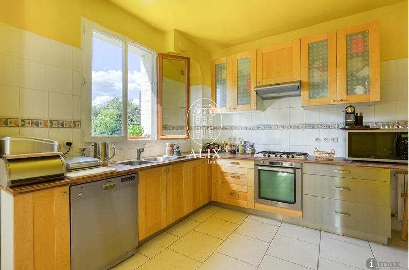 Maison traditionnelle - 209 m² - 10 pièces