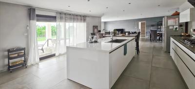 Maison - 230 m² - 7 pièces