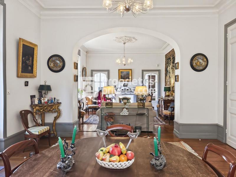 Maison - 238 m² - 8 pièces