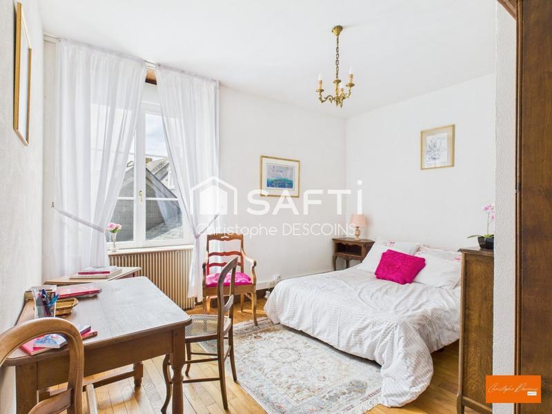 Maison - 220 m² - 8 pièces