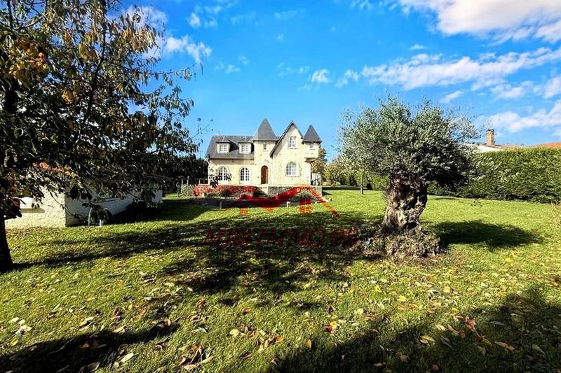 Propriété - 211 m² - 9 pièces