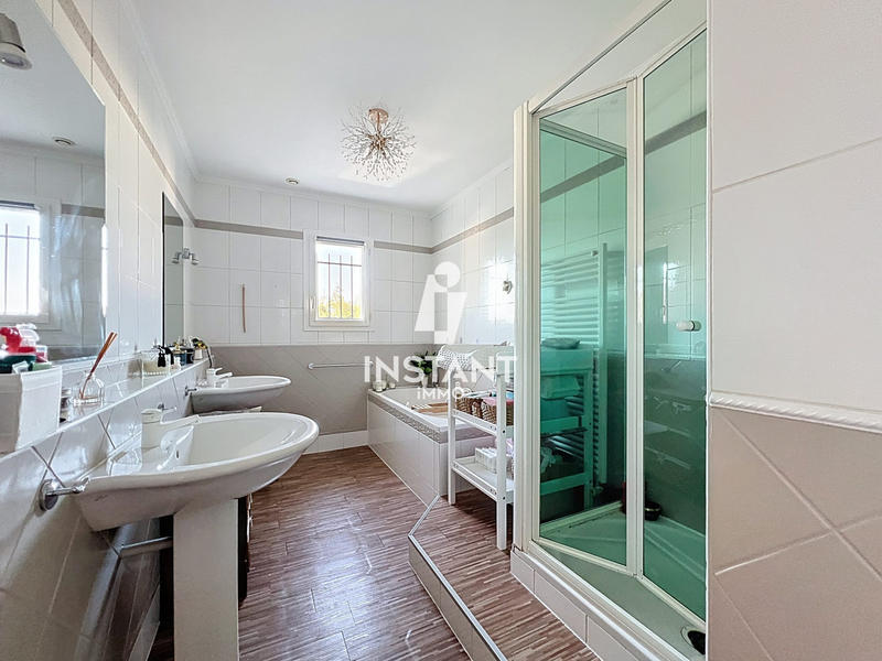 Villa - 238 m² - 9 pièces