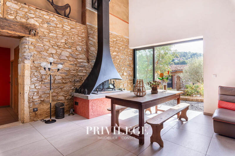 Propriété - 304 m² - 6 pièces