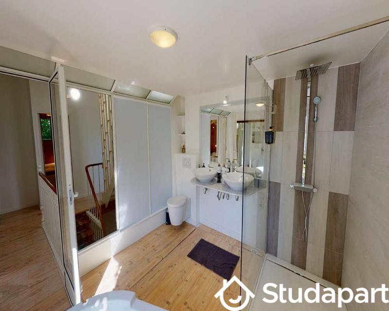 Chambre - 250 m² - 1 pièce