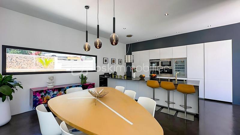 Demeure - 350 m² - 8 pièces