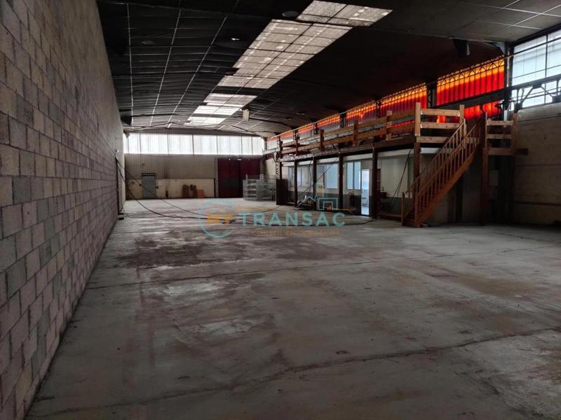 Entrepôt - 1 565 m²