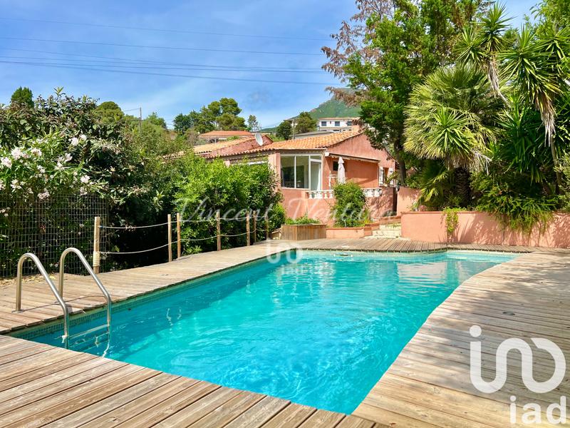 Maison - 216 m² - 8 pièces