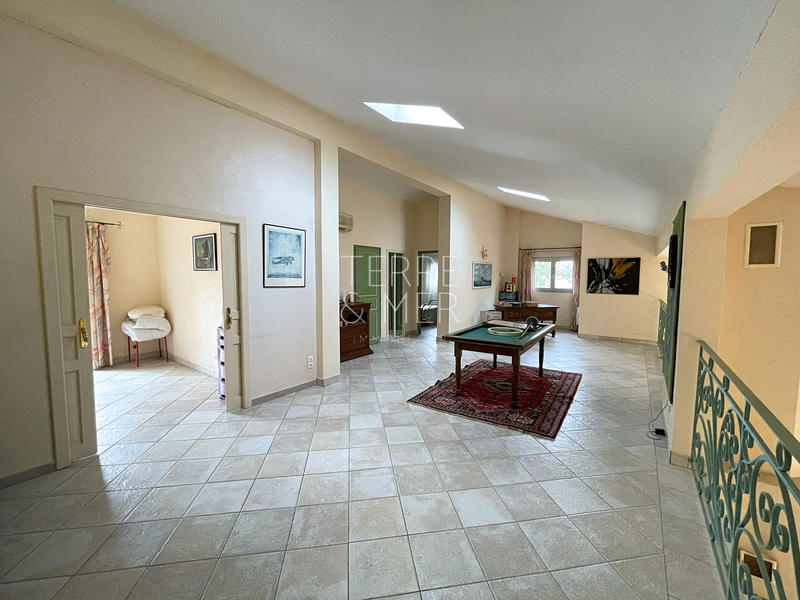 Maison - 240 m² - 7 pièces