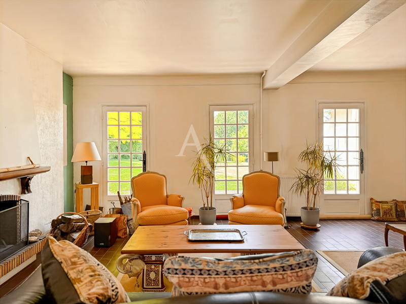 Maison - 220 m² - 8 pièces