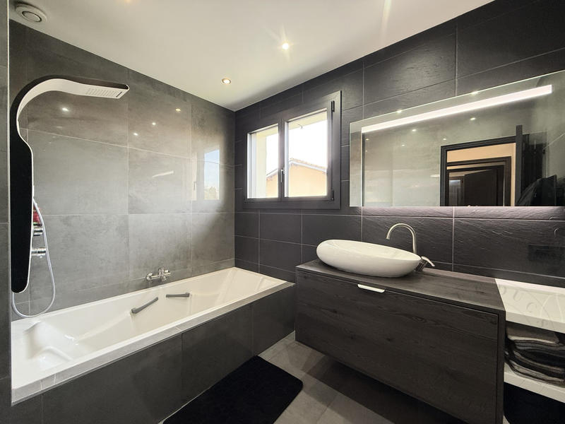 Maison traditionnelle - 179 m² - 6 pièces