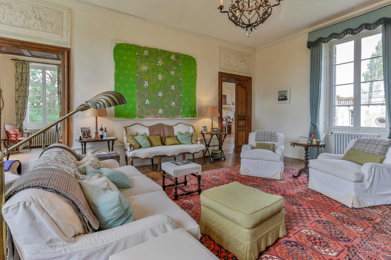 Château - 1 302 m² - 25 pièces