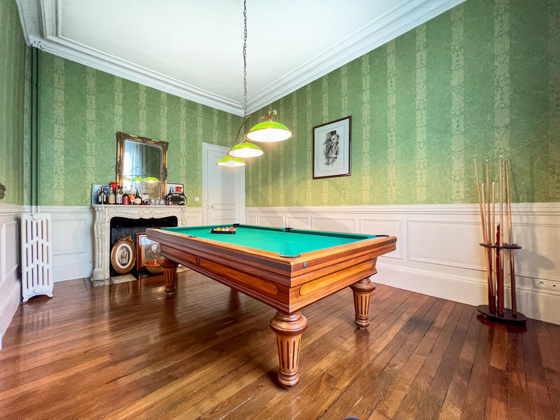 Maison - 235 m² - 10 pièces