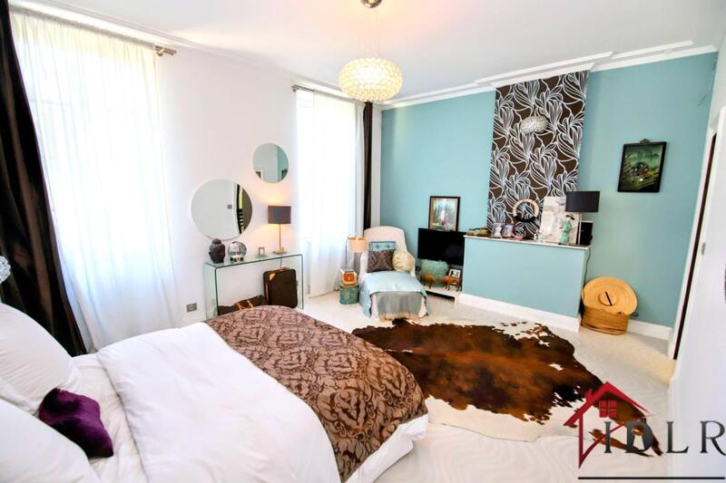 Demeure - 360 m² - 16 pièces