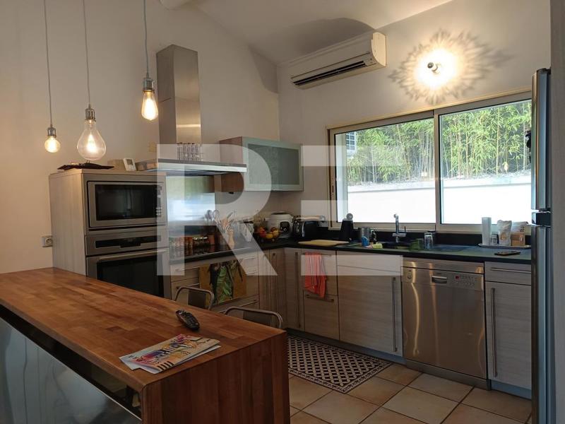 Maison - 198 m² - 5 pièces