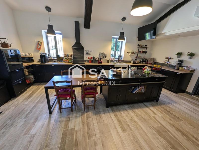 Maison - 338 m² - 11 pièces