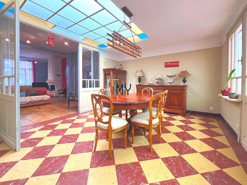 Maison - 195 m² - 7 pièces