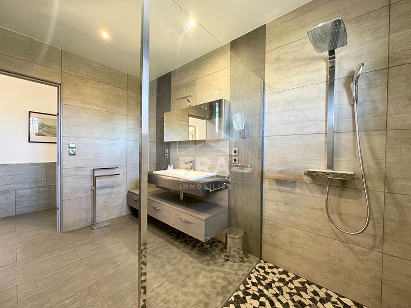 Maison - 270 m² - 9 pièces