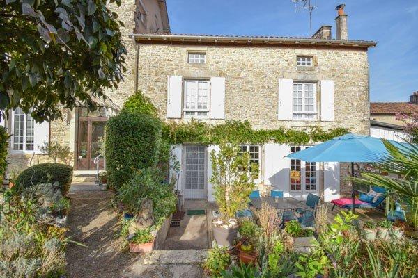 Maison de village - 256 m² - 11 pièces