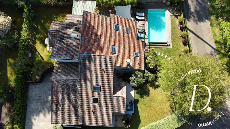 Maison traditionnelle - 221 m² - 11 pièces