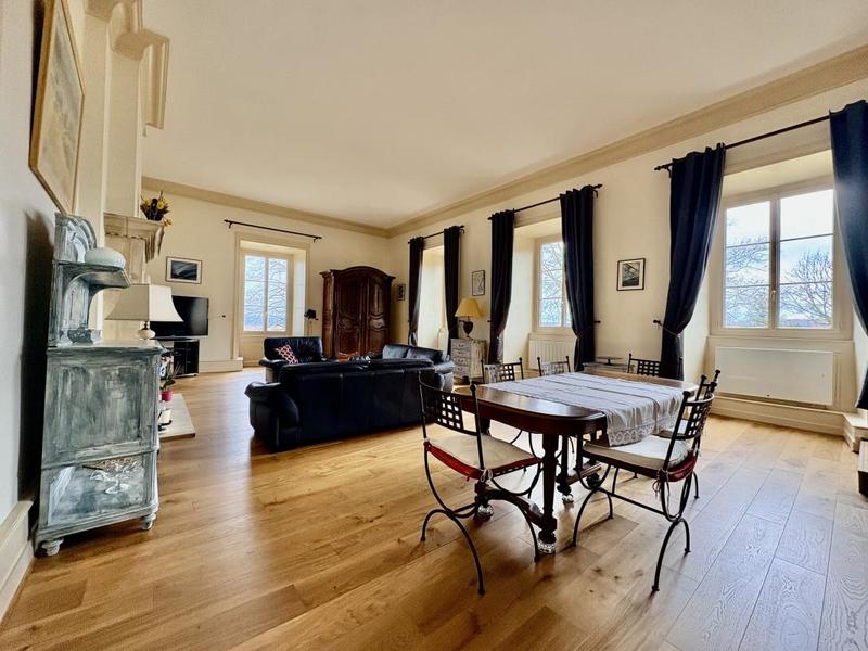 Appartement - 220 m² - 6 pièces