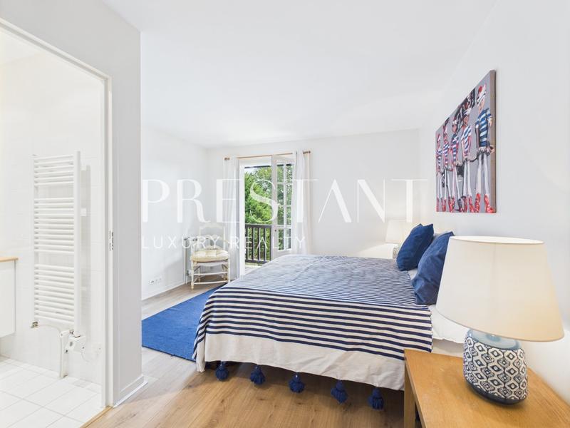 Maison - 250 m² - 7 pièces