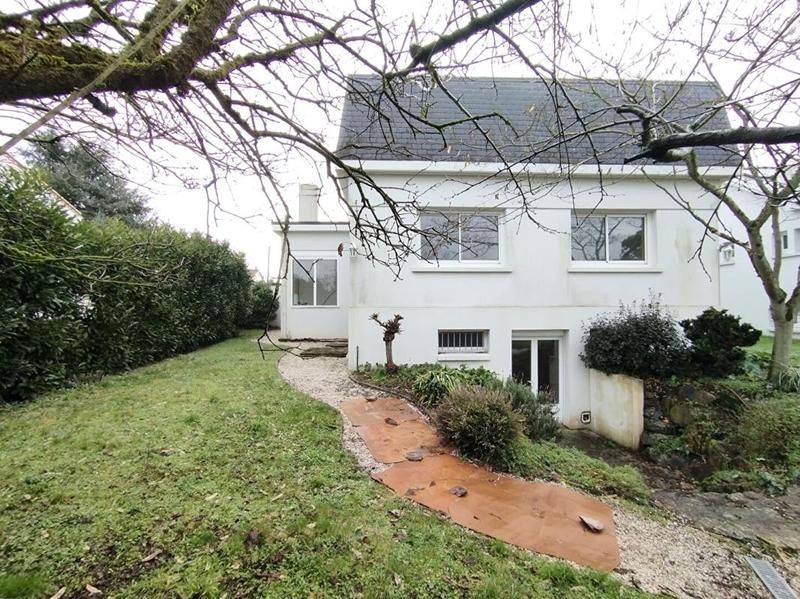 Maison - 243 m² - 10 pièces