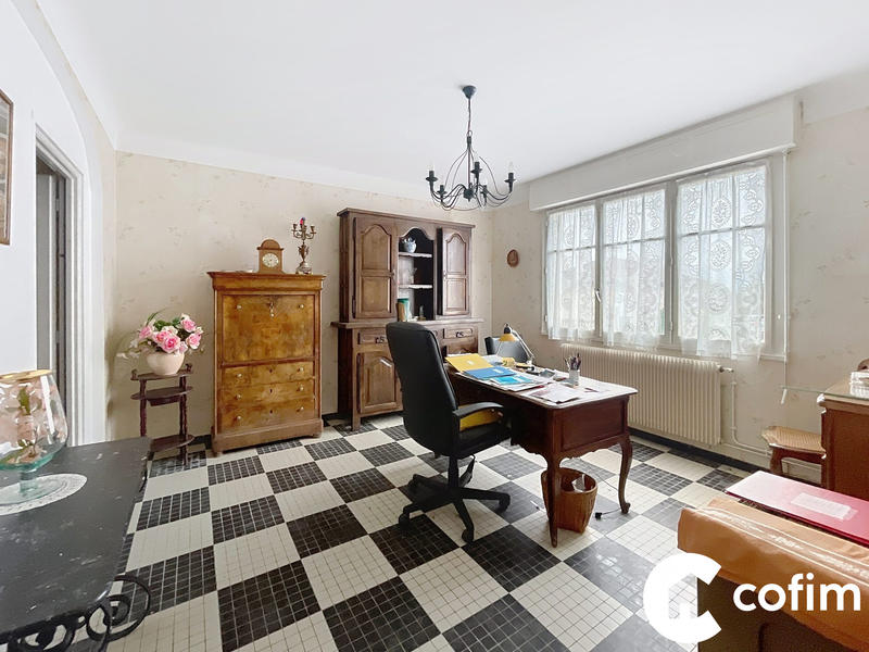 Maison traditionnelle - 236 m² - 10 pièces