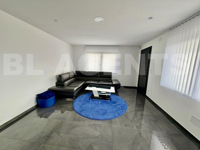 Maison - 221 m² - 7 pièces