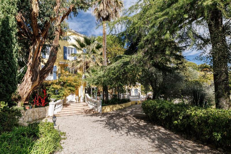 Propriété - 350 m² - 7 pièces