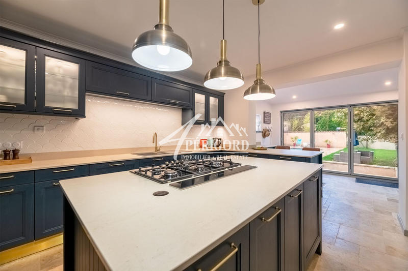 Maison traditionnelle - 227 m² - 10 pièces