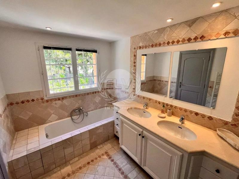 Maison - 185 m² - 6 pièces