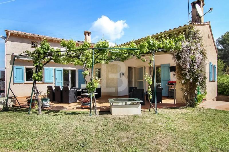 Maison - 238 m² - 9 pièces