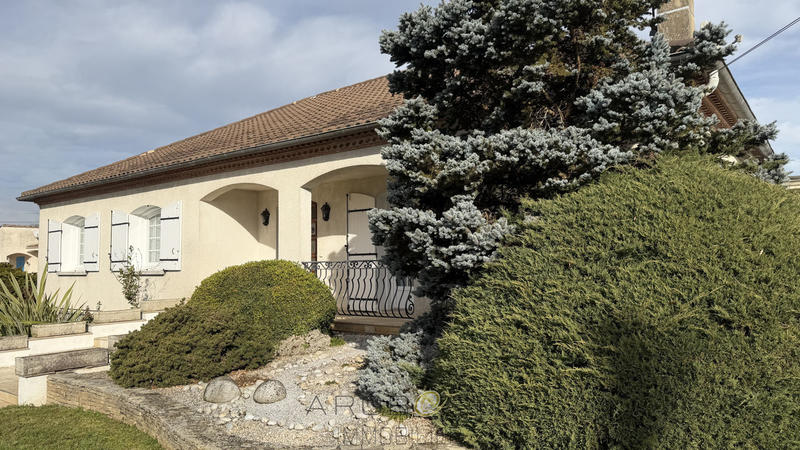 Maison traditionnelle - 220 m² - 7 pièces