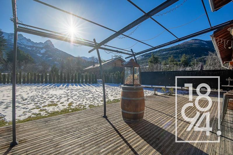 Maison - 235 m² - 8 pièces