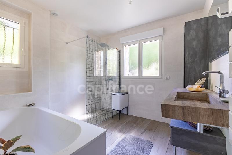 Maison - 220 m² - 6 pièces