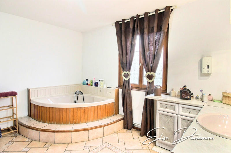 Maison - 216 m² - 6 pièces