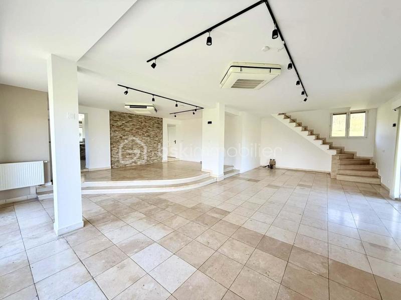 Propriété - 195 m² - 9 pièces